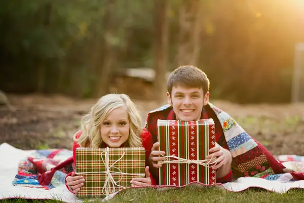 christmas engagement picture ideas christmas proposal