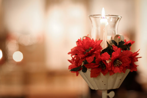 christmas wedding ideas - festive pew decorations