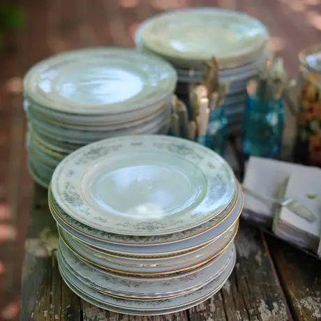 mismatched dinner plates for wedding