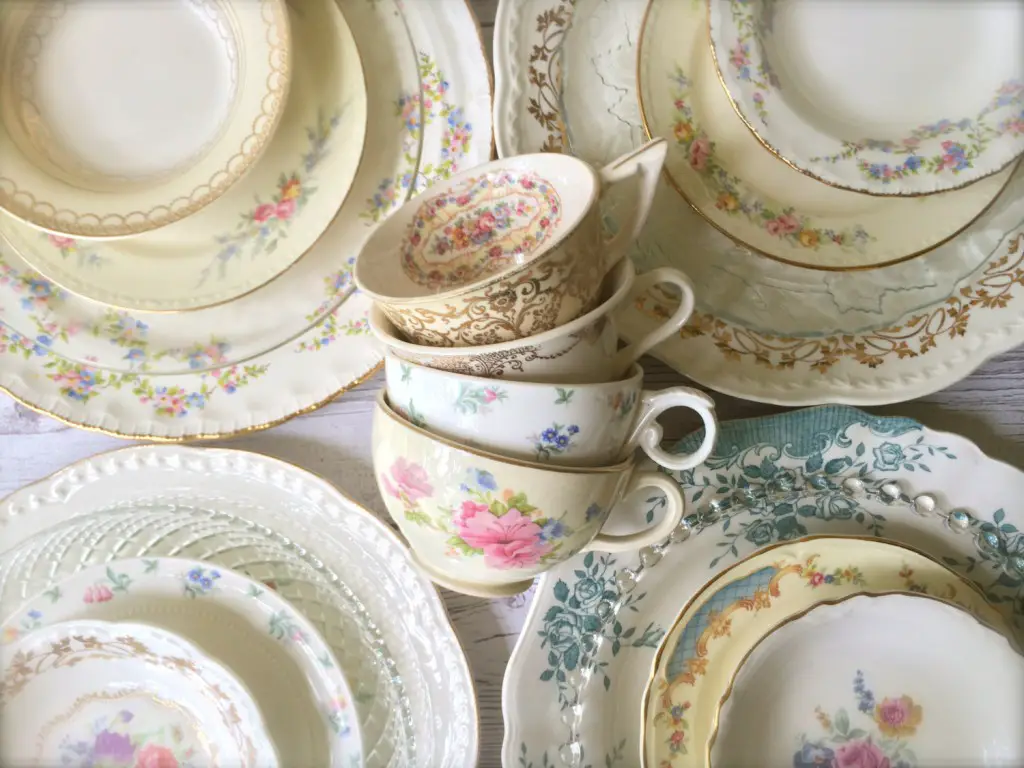 mismatched plates china vintage for weddings