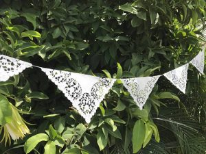 Doily bunting, shabby chic banner, wedding banner by Casita Magdalena