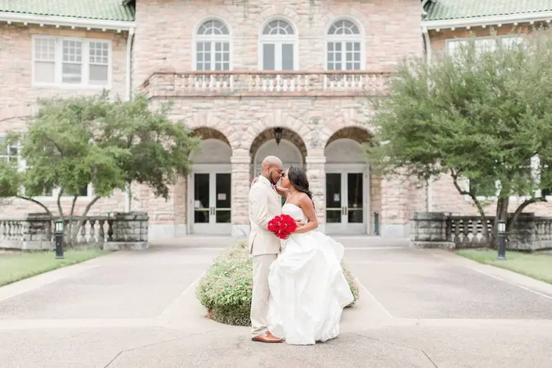 romantic couple photograph at Pink Palace Museum in Memphis 